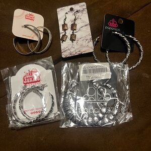 Pleases see pictures there is 5 pair of earrings